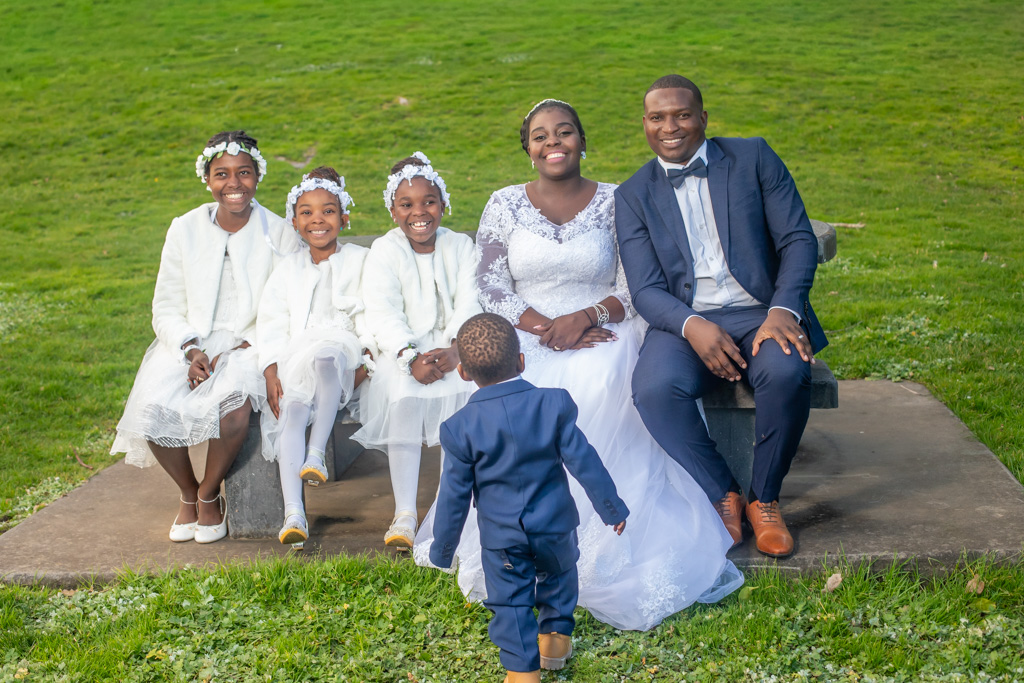 Auckland family photographer — family portrait in park